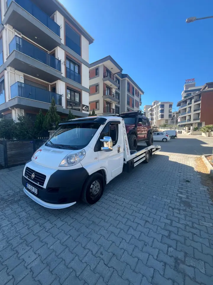 Seferihisar oto tamir ve çekici aracı, kurtarılan araç dükkana götürülüyor